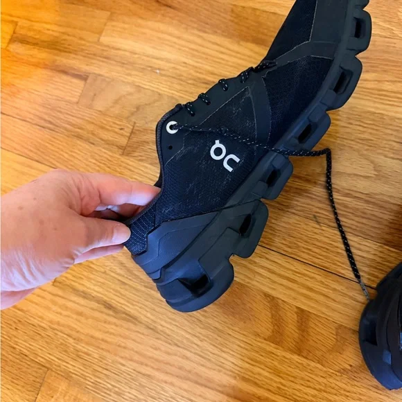 On Running women’s  Black Athletic Shoes - Picture 2 of 4